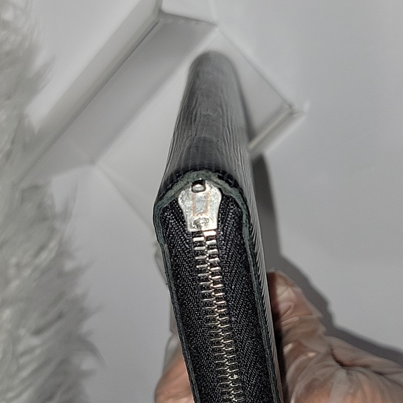 Louis Vuitton Epi Leather Zippy Wallet, Black - Picture 5 of 13